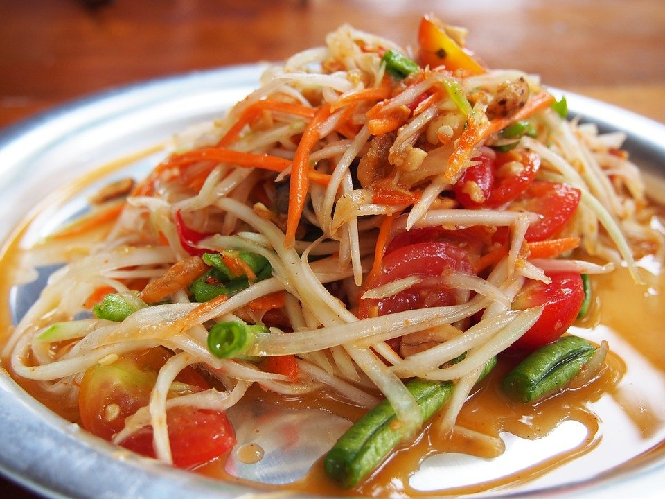 Papaya Salad - Thai food that boosts immunity. Healthy thai dishes