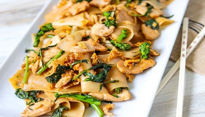 Popular Thai food dishes to try - Pad See Ew: Soy Sauce Noodles