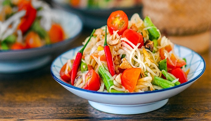 Popular Thai food dishes to try - Som Tam: Green Papaya Salad