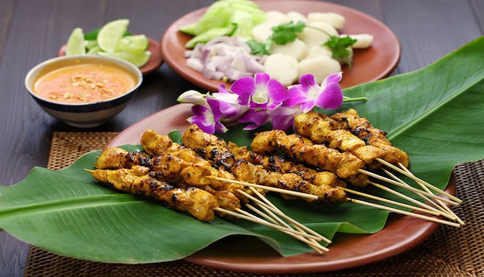 Popular Thai food dishes to try - Satay: Grilled Meat Skewers