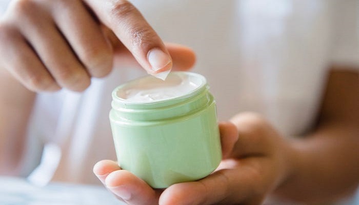 Skincare routine to follow before sleeping - apply moisturizer on skin