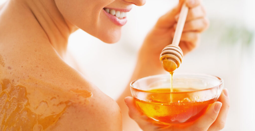 Home remedy to remove skin tanning - Apply Honey on skin