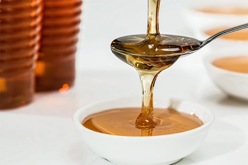 Benefits of honey on skin, hair & overall beauty