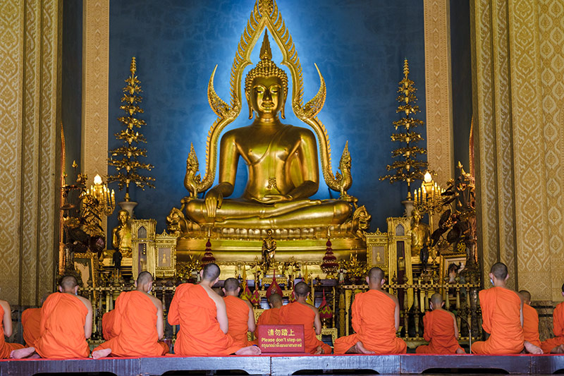 monks performing rituals on Magha Puja