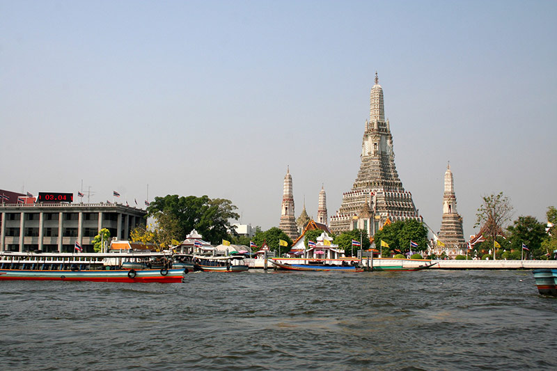 Wat-Arun-temple-riverside-view