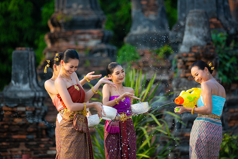 thai-girls-thai-traditional-dress-splashing-water-during-festival-songkran-festival-ayutthaya-thailand